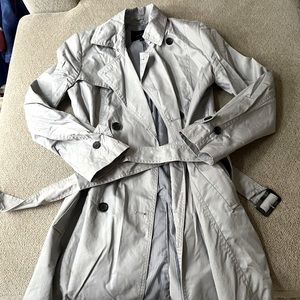 Belted trench coat with pockets. Lined, striped inside.